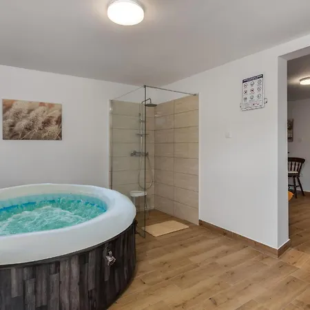 2 Bedroom Stunning In Drivenik