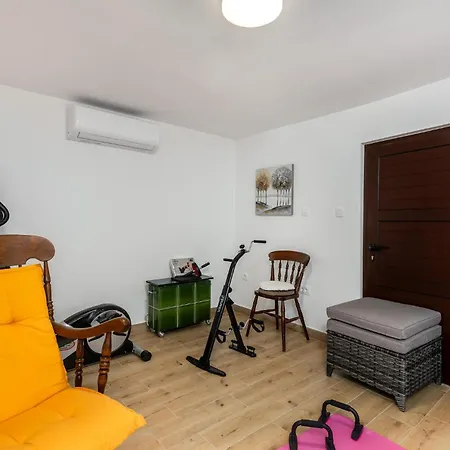 Feriehus 2 Bedroom Stunning In Drivenik