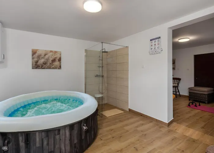 2 Bedroom Stunning In Drivenik