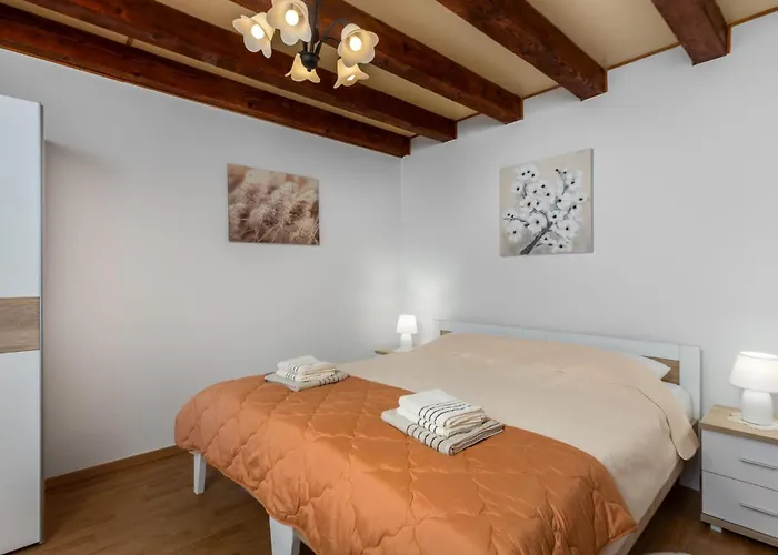 2 Bedroom Stunning In Σπίτι διακοπών Drivenik