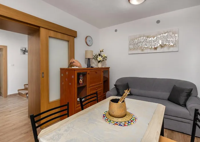 2 Bedroom Stunning In Σπίτι διακοπών Drivenik